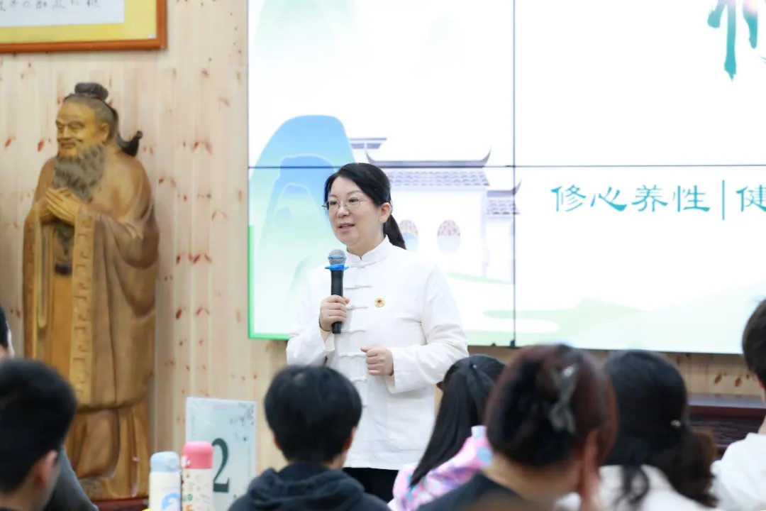 陳老師做班級(jí)建設(shè).jpg